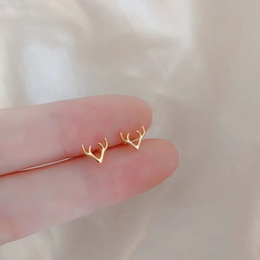 🌟NEW🌟 Dainty antler stud earrings - gold or silver